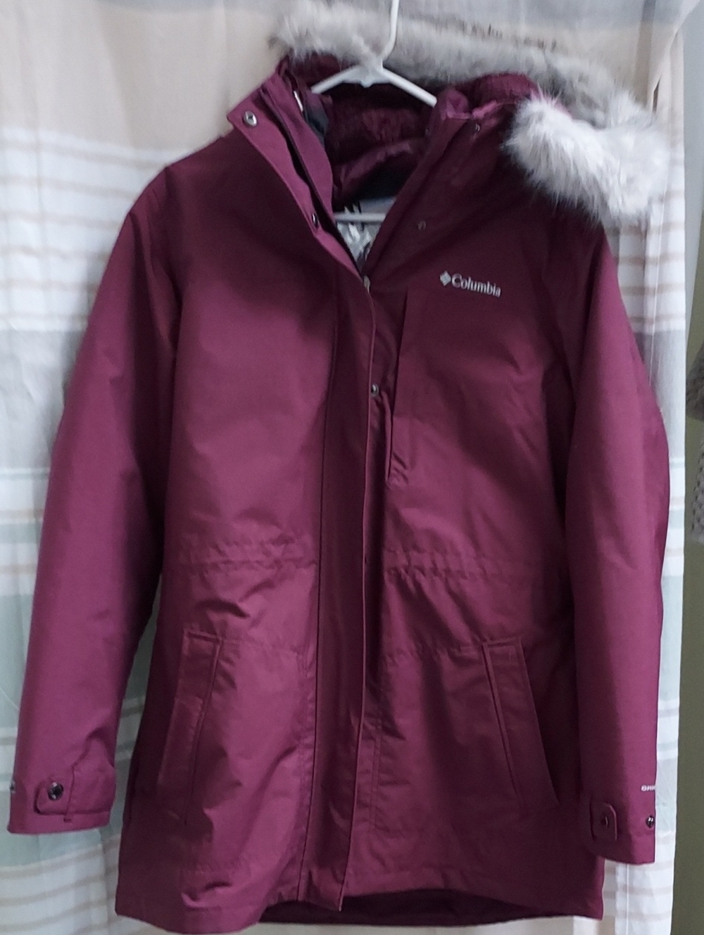 Columbia Women's Maroon Ski Jacket with Faux Fur Hood W Removable Inner Lining